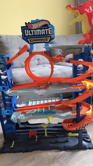 Трек Хот Вілс Легендарний гараж Hot Wheels City Ultimate Garage HKX48