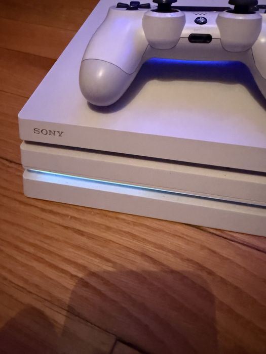 PS4 Pro 1TB Branca + Comando + 3 Jogos — 220€