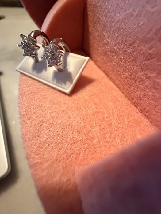 Par de brincos em prata.