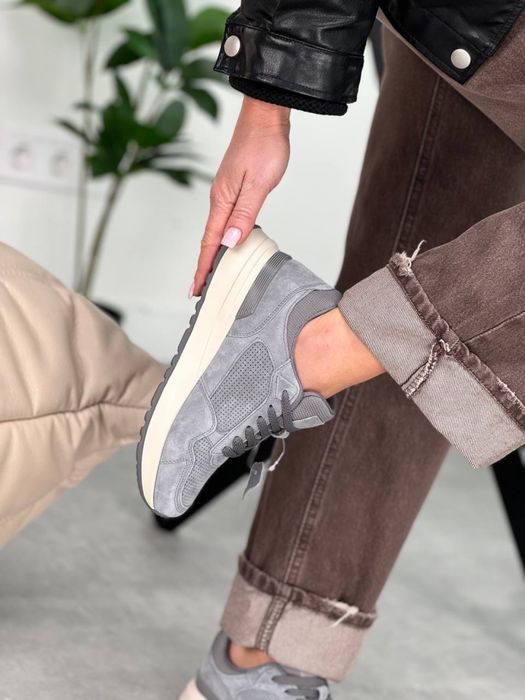 Зручні жіночі замшеві кросівки