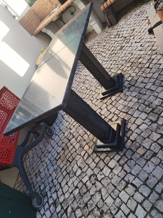 Mesa de Jardim / Exterior 100% Granito Escuro - Valor: 99,99€ (BAIXA DE PREÇO EXCEPCIONALMENTE Hj 26/07/2026 ATÉ 28/07/2026)