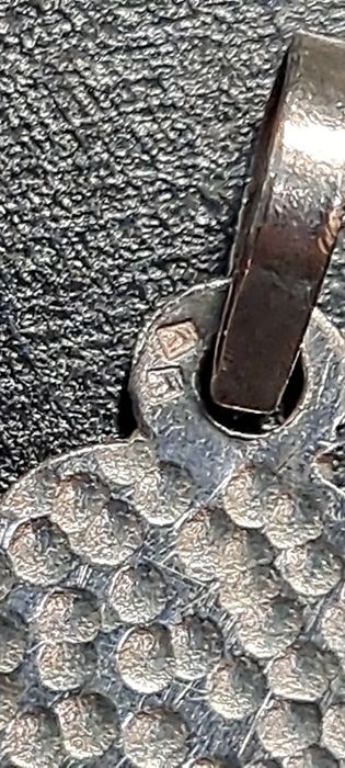 Pendente em prata contrastada.