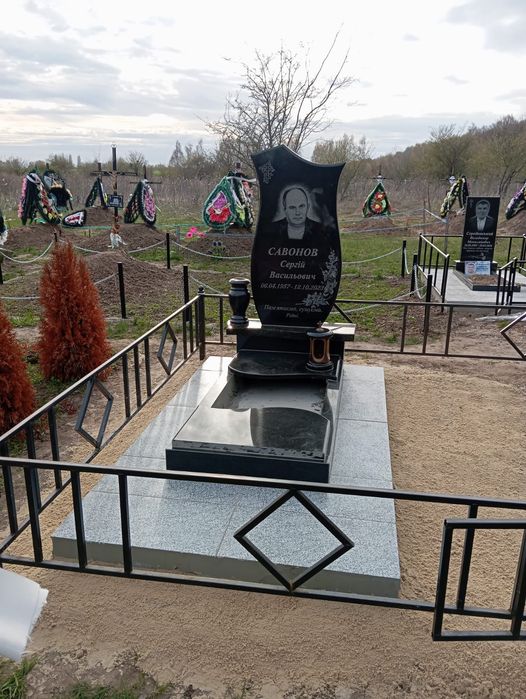 ПАМЯТНИКИ з Граніту та Мармурової крихти