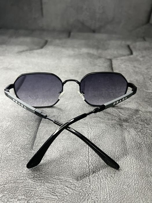 Солнцезащитные очки Prada