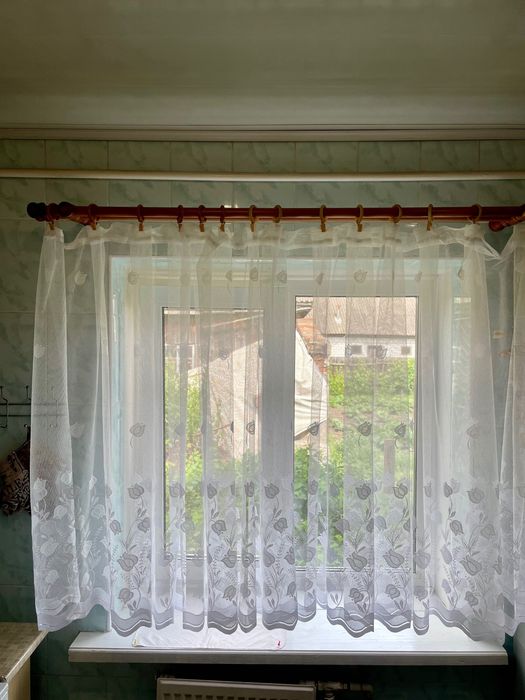 Продам білосніжну тюль з візерунком тюльпани