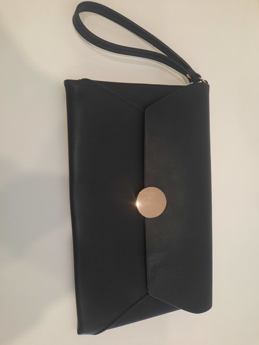 Clutch preta tipo envelope da Mango