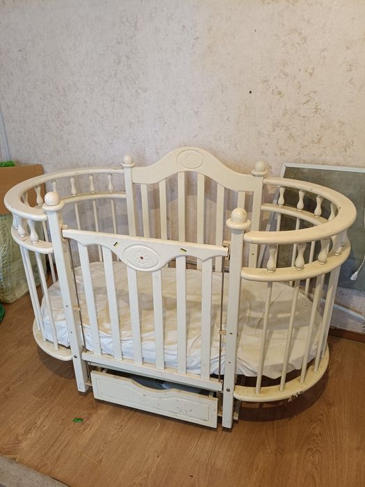 дитяче ліжечко білого кольору