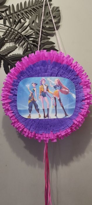 Piniata Huntrix 45x 45x 8 cm