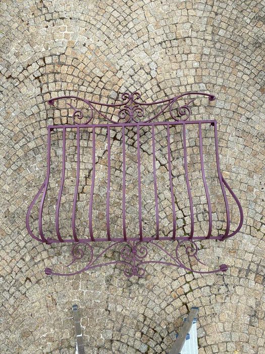 Grades de janelas em ferro de cor bordô