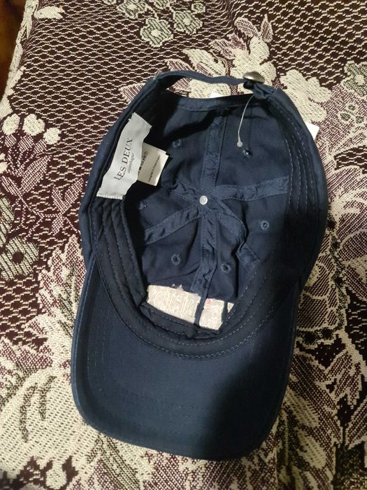 Продам бейсболку Les Deux.