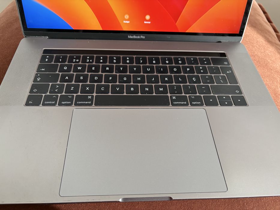 MacBook Pro 15” Retina (2017) | i7 | 16GB RAM | 512GB SSD | Radeon Pro 555
