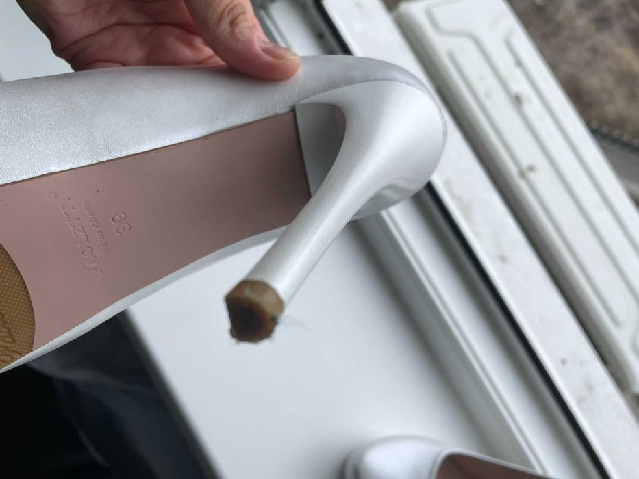 Продам білі туфлі 39 розміру