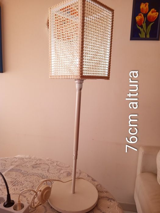 RESERVADO Candeeiro branco de pé alto.