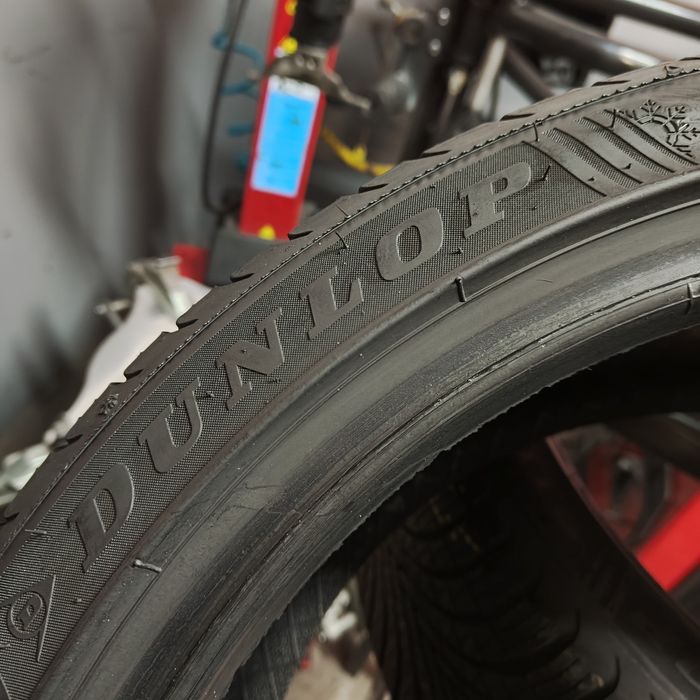 225/40/18 XL Sprzedam parę opon całorocznych Dunlop