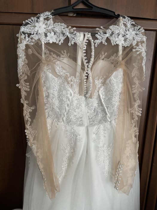 Гарна весільна сукня