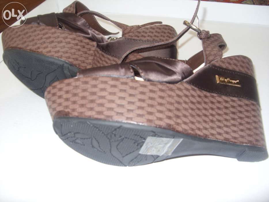 Sandálias com compensado