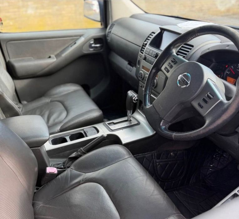 Nissan Navara D40 2.5 dci auto para peças todo o Material disponível envios em 24h