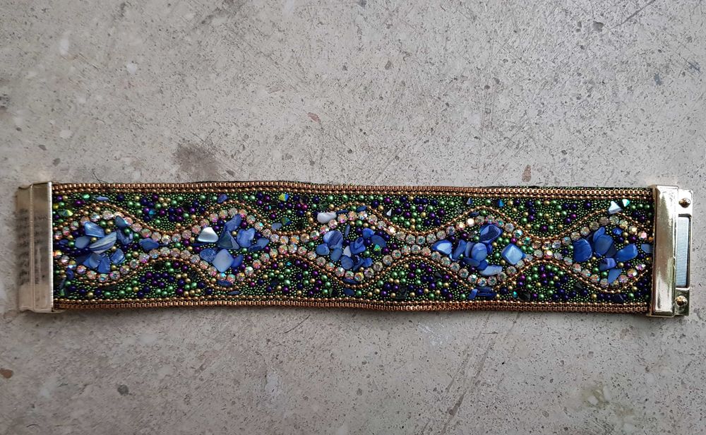 Bransoleta zdobiona kolorowymi szkiełkami i kamyczkami