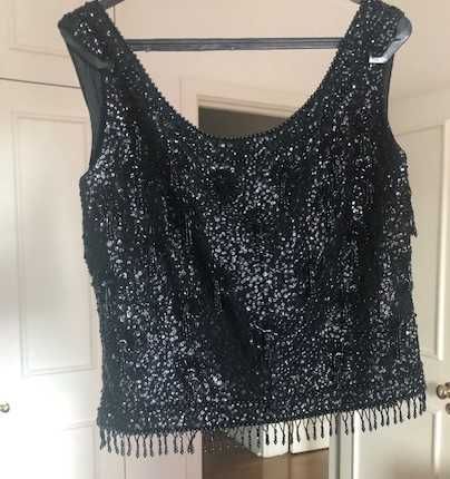 Lindíssimo top preto de lantejoulas e miçangas da mesma cor