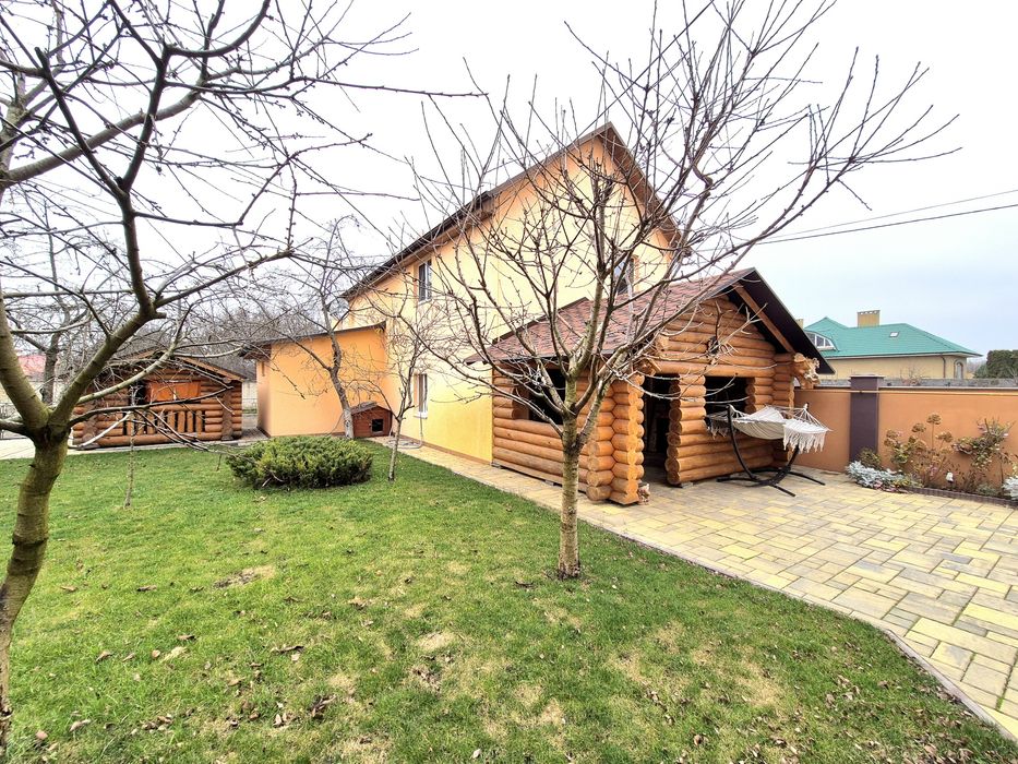 Два будинки з банею та зарибленим власним  озером р-н Аєропорту