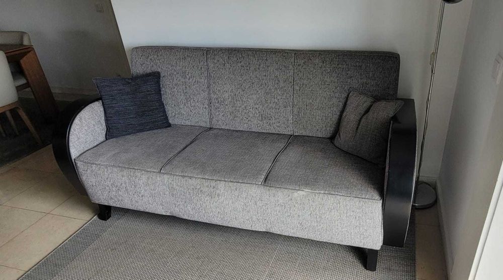 Sofá Moderno Cinzento de 3 lugares (tem uma mola partida)