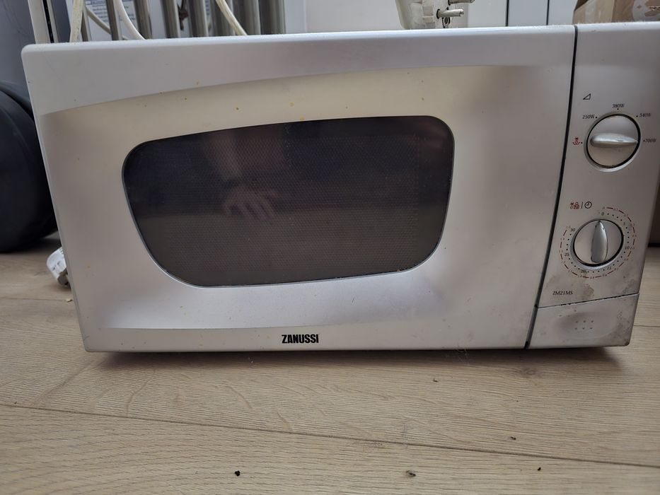 Мікрохвильова піч Zanussi
