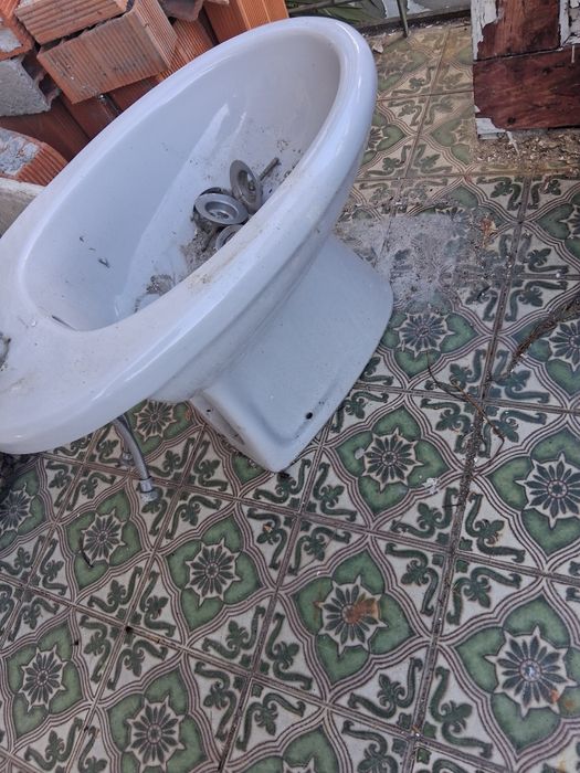 Bidé usado com torneira