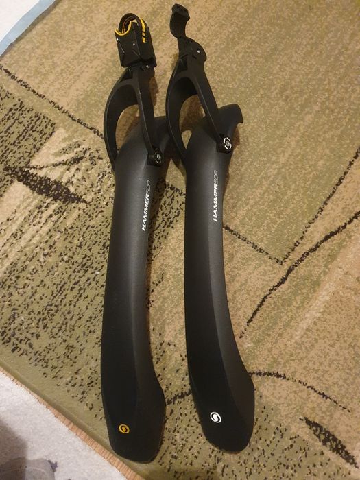 Dwa tylnych plastykowych błotnika na  rowery.