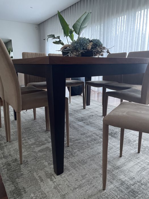Mesa de sala de jantar com cadeiras