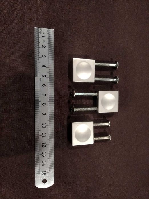 Diversos puxadores para móveis, em metal ou plástico, cores cinza, preto ou branco