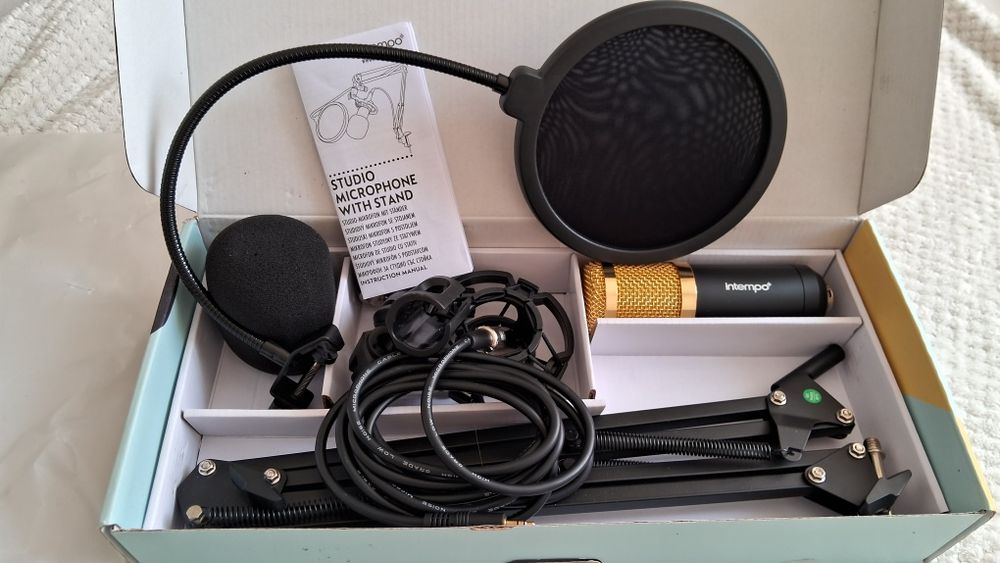 Студійний мікрофон з штативом