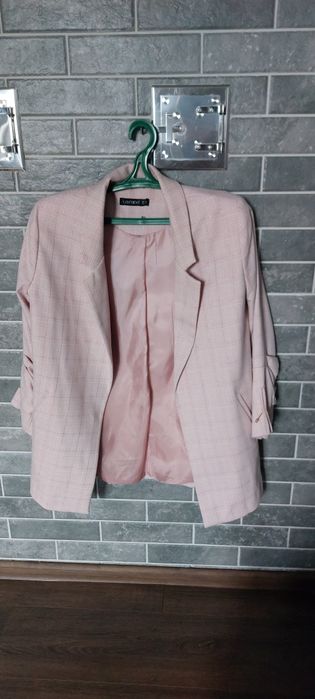 Піджак жіночий, рожевий в клітинку з люрексовою ниткою приємна тканина