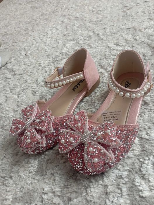 Туфлі, босоніжки