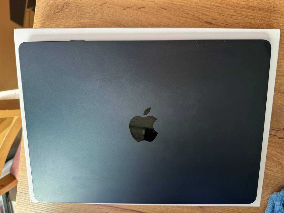 MacBook Air M2 13" 2022 | 8GB RAM | 256GB SSD | Midnight | Stan idealny