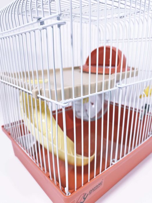 Отличная клетка для хомяка с НЛО домиком. Яркие цвета. Модель AV166.