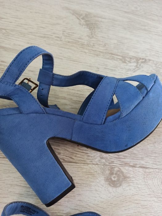 Sandały na słupku roz 36 Atmosphere