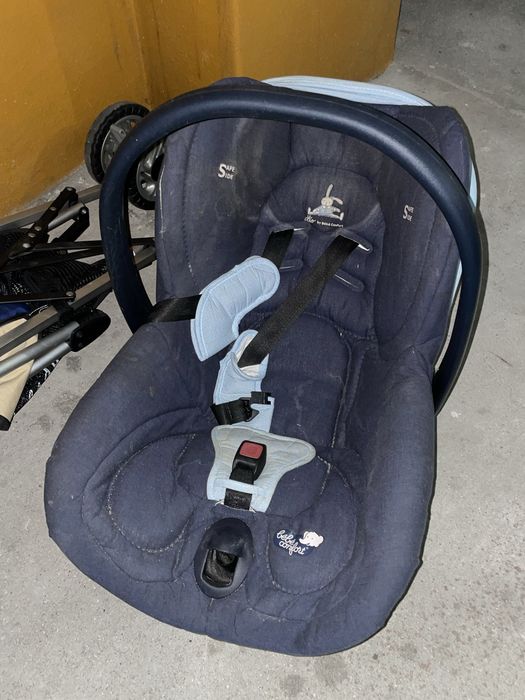 Conjunto de carrinho e cadeirinha de bébé