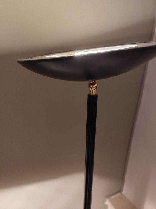 Candeeiro de pé com lâmpada de leitura