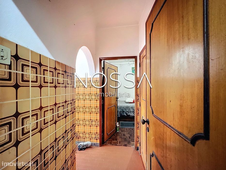 Moradia bi-familiar composta por dois apartamentos T2 com entradas...