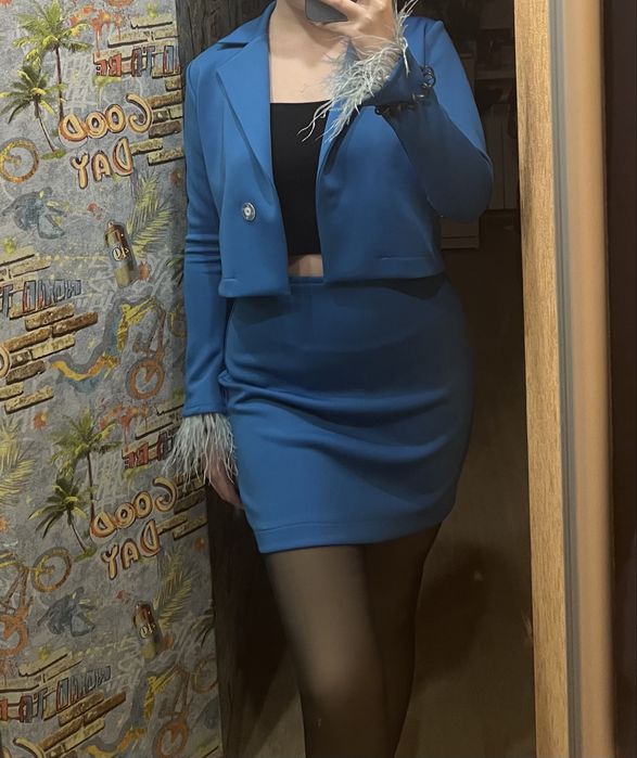 жіночий костюм з піджаком та юбкою