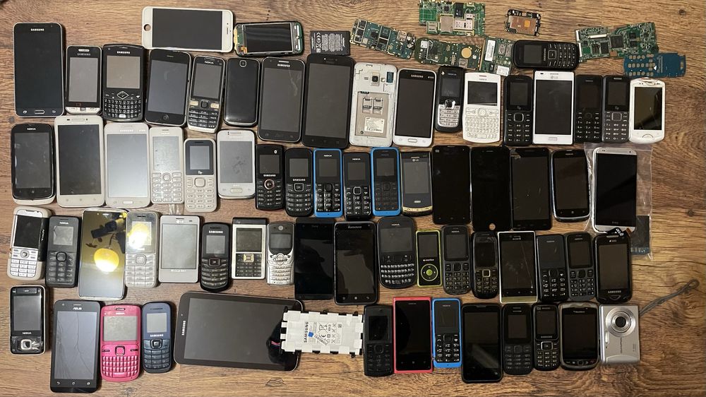 Лот мобільних телефонів