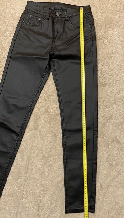 Штаны з ефектом натуральної шкіри.