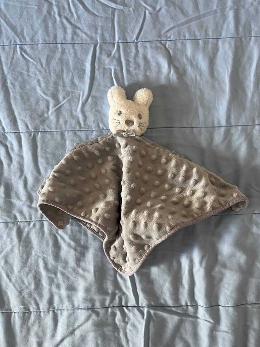 Doudou de bebé cinzento com bolinhas em relevo e cabeça de ratinho