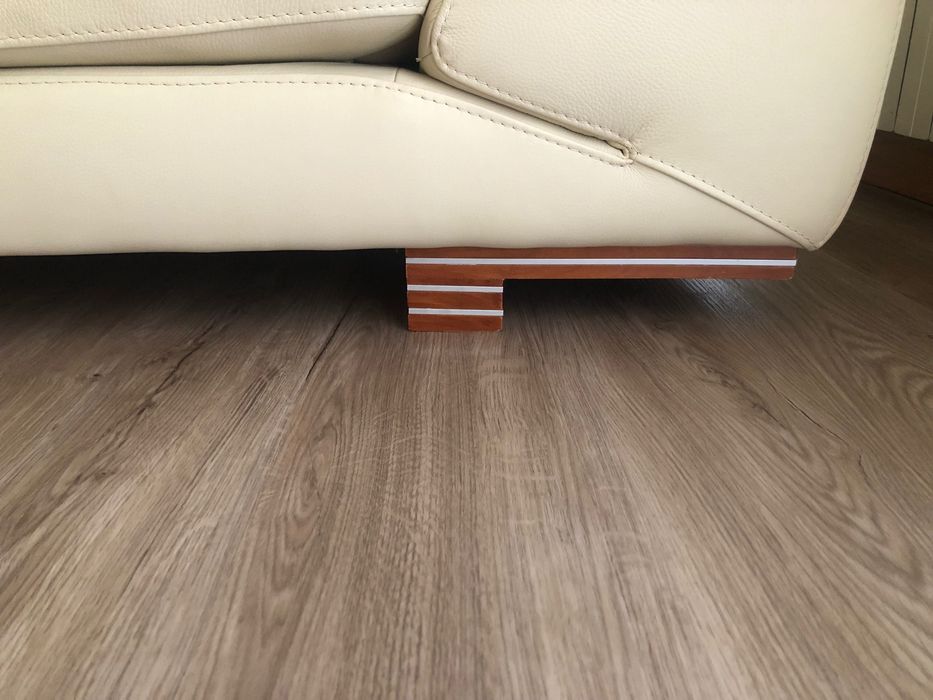 Sofá de 2 lugares, em pele