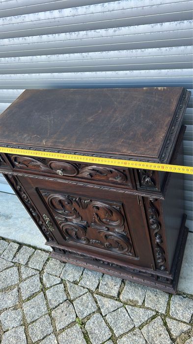 Fabuloso móvel em madeira de mogno antigo, entalhado.