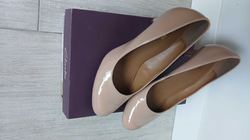 Туфли-лодочки Clarks нюдовые 36 р. Лаковая кожа