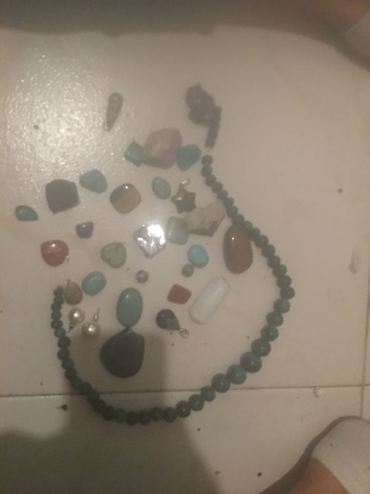 Pedras semi percisios e colares bonitos e bonitas