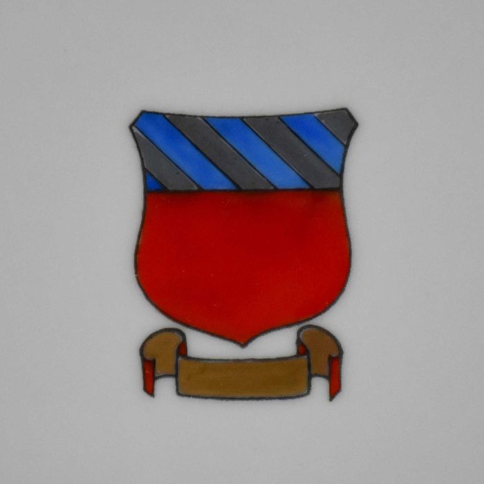 Prato porcelana Artibus, com brasão e bordo em dourado e azul-cobalto