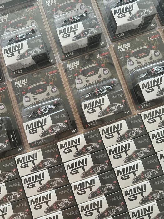 Mini GT Porsche 911 GT3 R AO Racing Skeleton 1143 kartonik