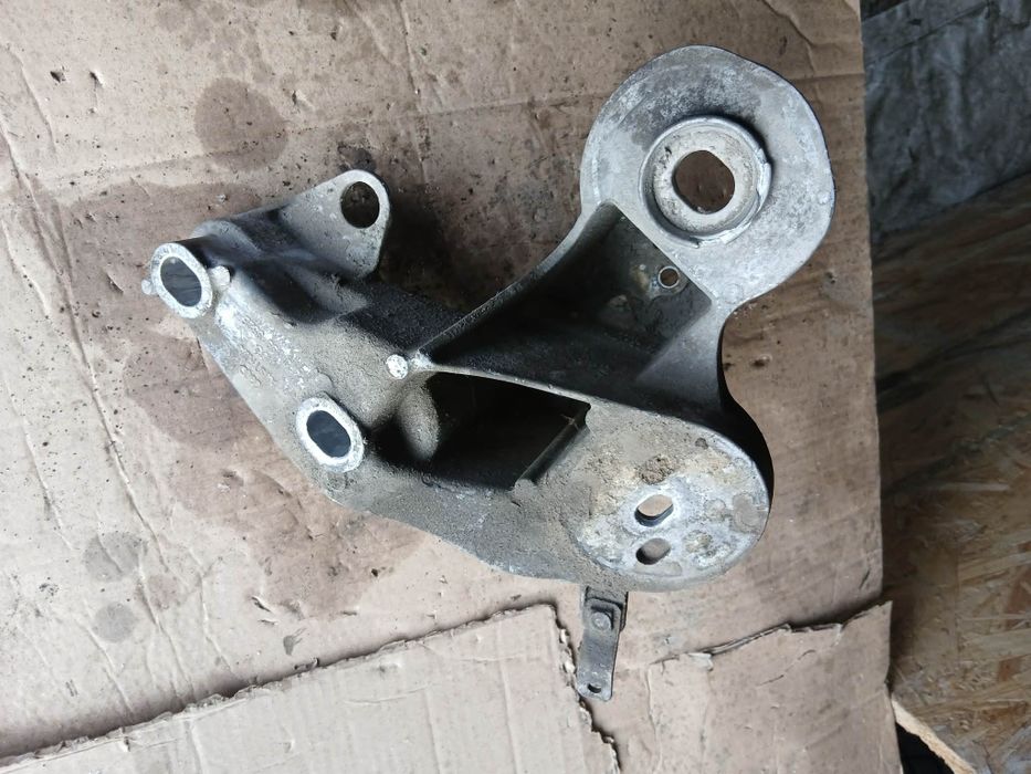 Łapa silnika prawa A6 C6 3.0 TDI